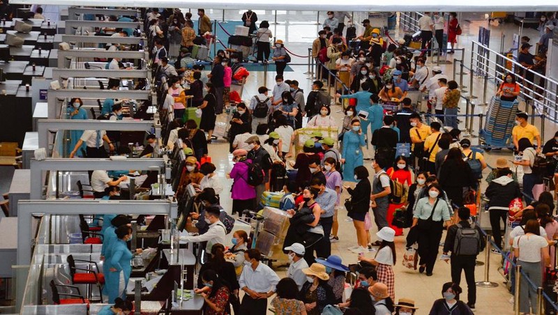 Sân bay Nội Bài đông nườm nượp, 2.500 khách/giờ cao điểm 